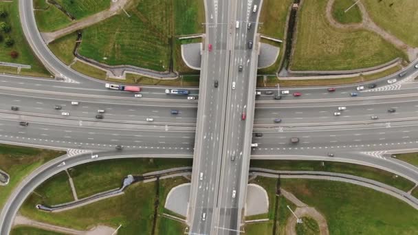 Auto Vrachtwagens Rijden Langs Gemarkeerde Multilevel Viaduct Snelweg Met Vork — Stockvideo