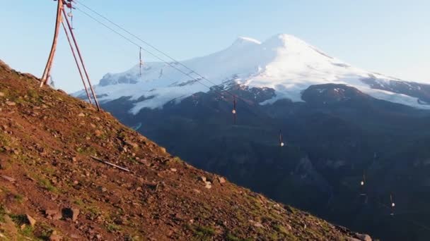 엘브루스 파노라마의 구름으로 눈덮인 봉우리에 바위투성이 꼭대기에서 기구를 들어올리는 — 비디오