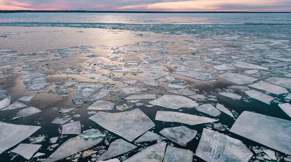 Разбитые Толстые Куски Льда Плавающие Спокойной Поверхности Воды Около Берега — стоковое фото