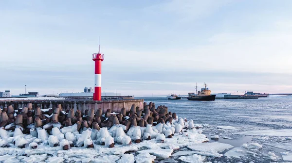 Faro Rojo Blanco Pie Isla Rodeado Rompeolas Congeladas Contra Buques —  Fotos de Stock