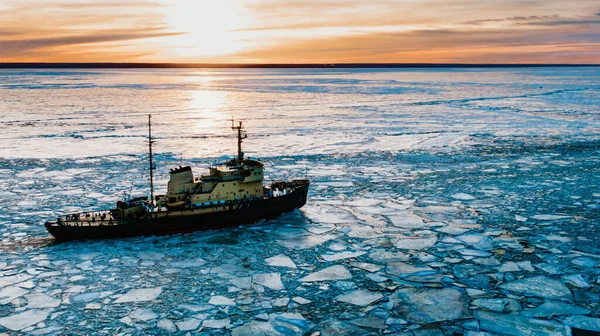 Корабли Плывут Через Холодную Морскую Воду Покрытую Сломанным Льдом Залив — стоковое фото