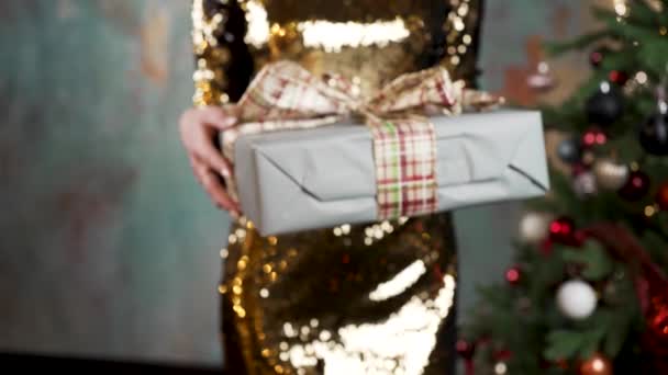 Slim Młoda Kobieta Złotym Kolorze Brokat Sukienka Prezentuje Prezent Świąteczny — Wideo stockowe