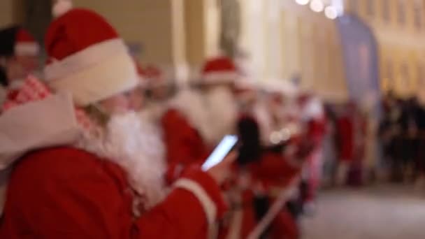 Groupe Athlètes Costumes Père Noël Réchauffer Avant Course Sur Place — Video