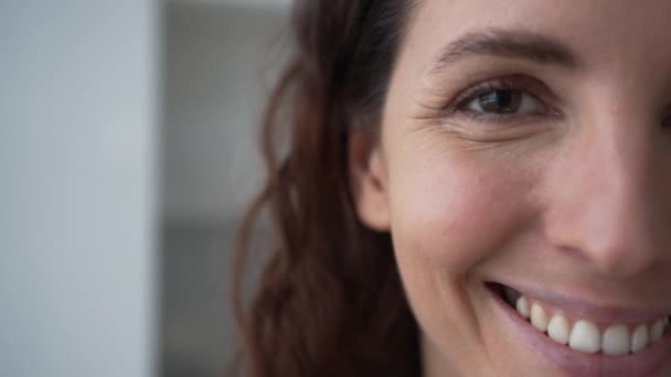 Mujer Joven Con Pelo Largo Rizado Morena Sonríe Ampliamente Parpadea — Vídeo de stock