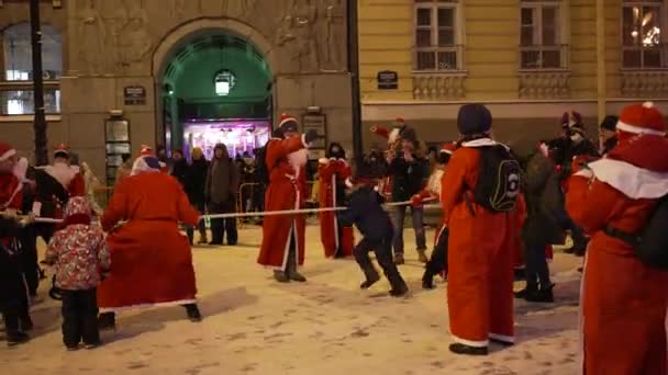 Santa Clauses Τραβήξει Σχοινί Στο Κέντρο Του Αγίου Πέτερσμπουργκ Κοντά — Αρχείο Βίντεο