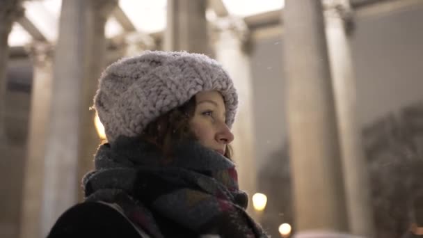 Woman Knitted Hat Wrapped Scarf Walks Street Evening Background Lanterns — Videoclip de stoc
