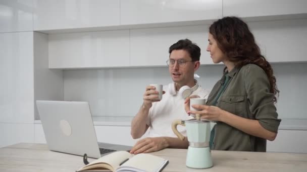 Freelancer Husband Glasses Shows His Wife His Project Laptop Coffee — Stockvideo