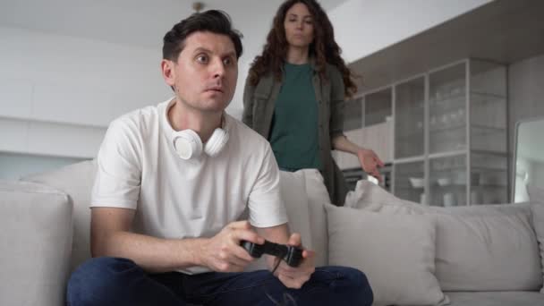 Wife Scolds Her Husband Playing Video Games Paying Attention Her — Vídeo de Stock