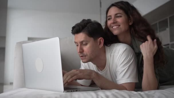 Joyful Young Couple Wife Brunet Husband Discusses Chosen Online Purchases — Stok video