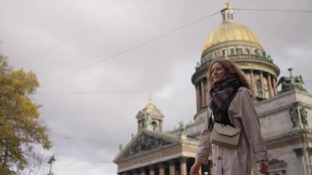 Young Romantic Woman Raincoat Scarf Walks Petersburg Backdrop Isaacs Cathedral — Stock video