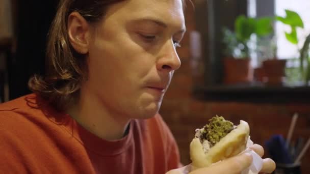 Hungry Man Appetite Eats Vegetarian Falafel Pita Cafe Hipster Orange — Wideo stockowe