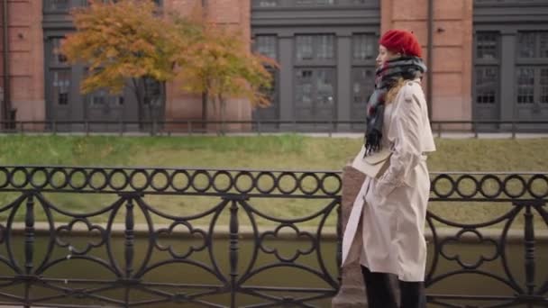 Woman Red Beret Gray Raincoat Walks Granite Embankment River Autumn — Stockvideo