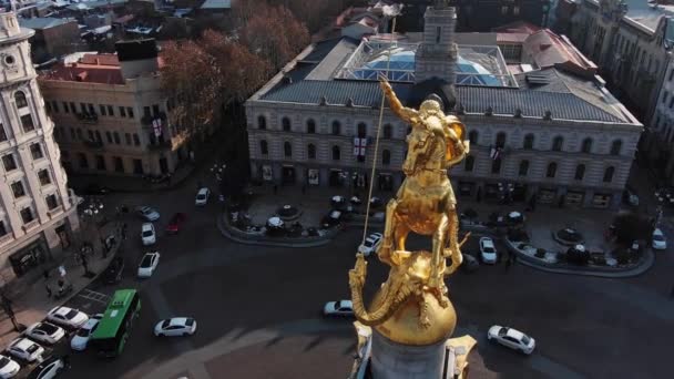 Flying Freedom Monument Tbilisi Freedom Square City Center Busy Street — Video