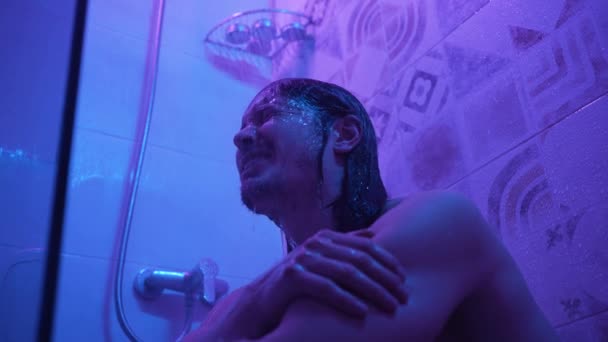 Mann Weint Unter Der Dusche Sitzt Auf Dem Boden Unter — Stockvideo