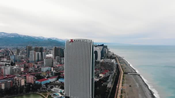 海沿岸のジョージア州バトゥミのリゾートタウンで新しい背の高いマリオットホテルの空中ビュー ジョージア 2023年2月 — ストック動画