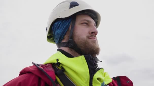 Retrato Homem Barbudo Alpinista Industrial Chapéu Duro Contra Pano Fundo — Vídeo de Stock