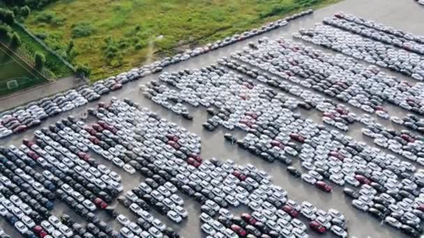 Luchtfoto Van Reusachtige Parkeerplaats Verticaal Panorama Duizenden Auto Staan Gelijke — Stockvideo