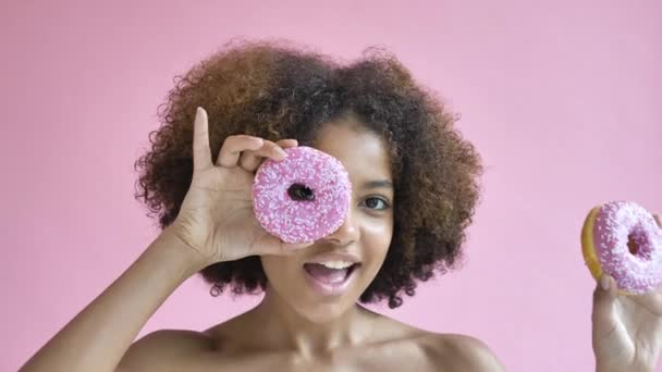 Mooi Afrikaans Amerikaans Tiener Meisje Houden Donuts Buurt Van Ogen — Stockvideo