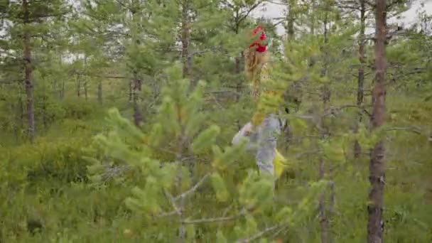 Genç Kadın Bulutlu Bir Günde Yeşil Çayırlarda Büyüyen Ağaçların Arasında — Stok video