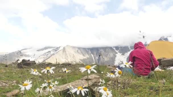 Kobieta Różowej Kurtce Gotuje Jedzenie Pobliżu Namiotu Kempingowego Sprawdza Czy — Wideo stockowe