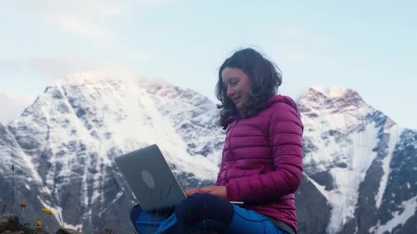 Κορίτσι Τελειώνει Τις Εργασίες Για Φορητό Υπολογιστή Απευθείας Σύνδεση Στα — Αρχείο Βίντεο