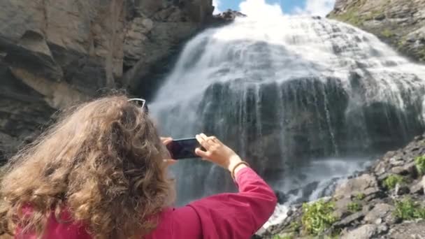 Kudrnaté Krásné Turistické Žena Vezme Panorama Obřího Vodopádu Zdola Telefonu — Stock video