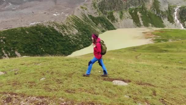 Mujer Excursionista Con Una Mochila Camina Por Las Montañas Con — Vídeo de stock