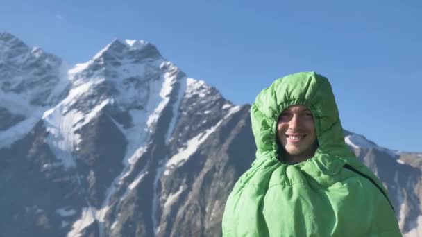Retrato Viajante Masculino Engraçado Saco Turista Dormindo Fica Amanhecer Nas — Vídeo de Stock