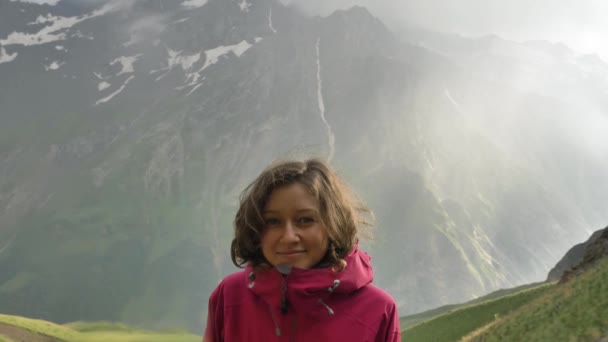 Dağlarda Sağanak Yağış Altında Duran Bir Kadın Yürüyüşçünün Portresi Yaz — Stok video