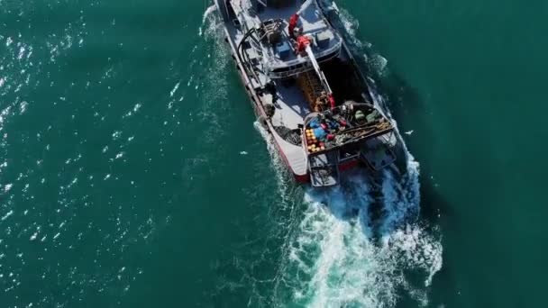 釣りからキャッチでボードリターン上のネットとターコイズブルーの水の上に海の漁船のトップダウンビュー — ストック動画