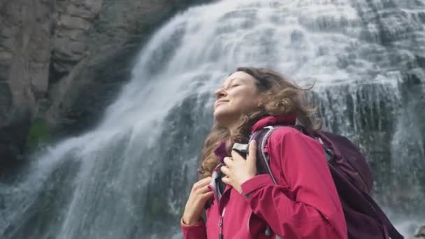 Uczucie Wolności Przygody Podczas Podróży Turystka Różowej Kurtce Membranowej Plecakiem — Wideo stockowe