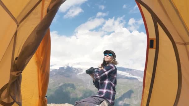 Turist Kadın Doğa Yürüyüşünü Kamerayla Çekiyor Yazın Dağlardaki Güzelliğe Hayran — Stok video
