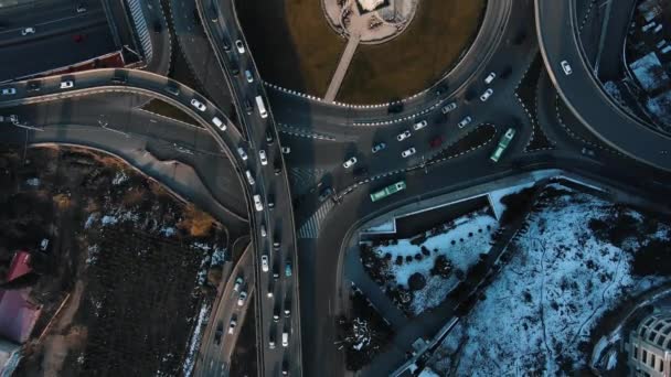 Blick Von Oben Auf Eine Komplexe Straßenkreuzung Mit Kreisverkehr Mit — Stockvideo
