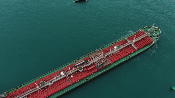 ターコイズブルーの海を背景に港に到着したタンカーの空中ビューには タグボートが同行します — ストック動画