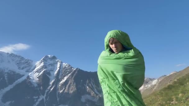 Funny Tourist Hike Dances Strange Movements While Standing Green Sleeping — Stock Video