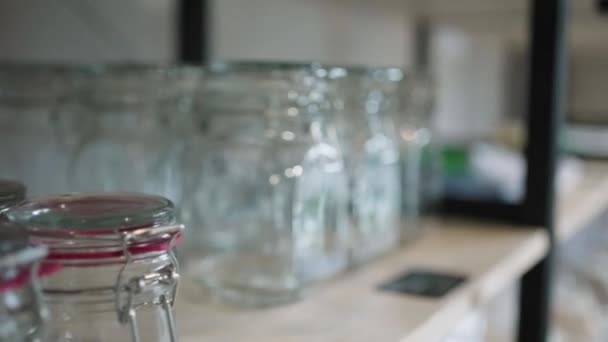 Kamera Porusza Się Wzdłuż Półki Szklanymi Butelkami Sklepie Ekologicznym Bez — Wideo stockowe