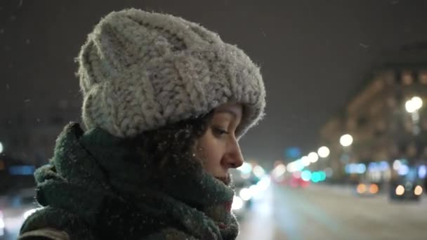 Ernstige Vrouw Met Een Warme Hoed Sjaal Loopt Langs Een — Stockvideo