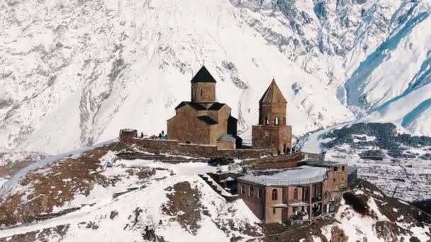 Αεροφωτογραφία Της Αρχαίας Εκκλησίας Του Gergeti Στη Γεωργία Φόντο Χιονισμένα — Αρχείο Βίντεο