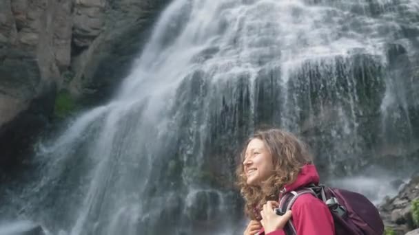 Mulher Viajante Com Uma Mochila Goza Das Vistas Nas Montanhas — Vídeo de Stock