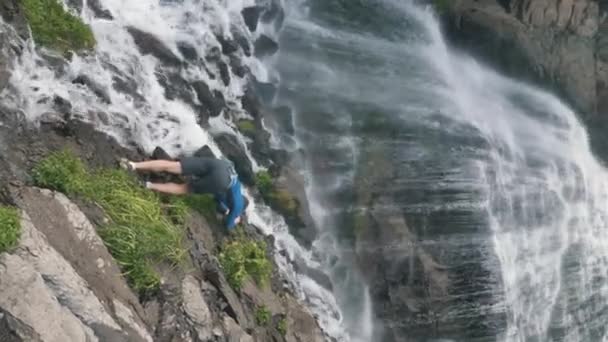 Hombre Turista Dispara Una Cascada Desde Abajo Teléfono Una Pose — Vídeos de Stock