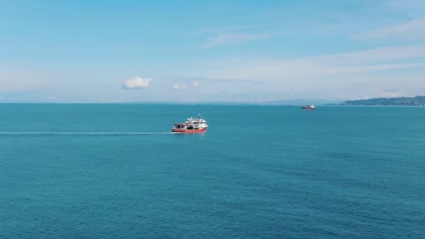 Luftaufnahme Eines Roten Fischerbootes Vor Dem Blauen Meer Einem Sonnigen — Stockvideo
