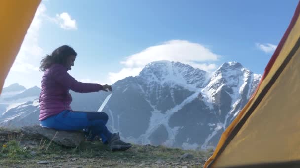 Mujer Chaqueta Rosa Utiliza Ordenador Portátil Aire Libre Las Montañas — Vídeo de stock