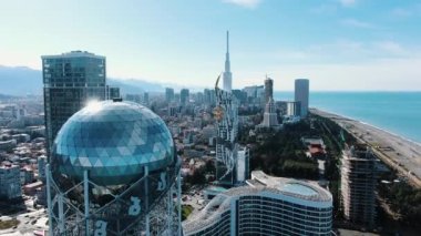 Yeni oteller ve güneşli havalarda popüler turistik mekanlar ile Gürcistan 'daki Batumi' nin merkezinin havadan görünüşü 
