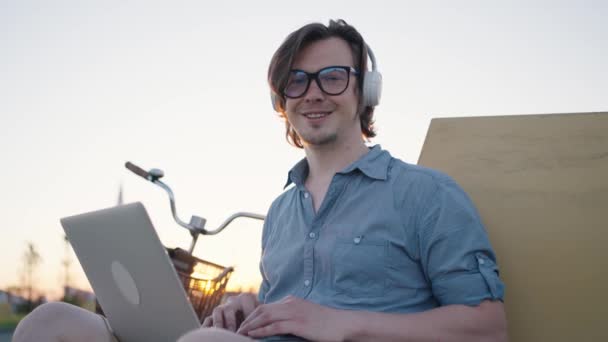 Retrato Freelancer Homem Com Óculos Olha Para Câmera Sorri Com — Vídeo de Stock