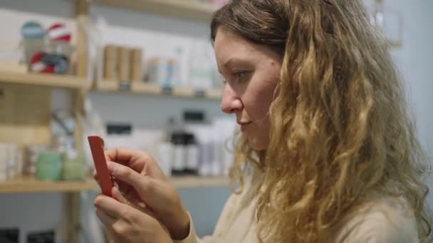 Kobieta Wybierająca Silikonową Różdżkę Wielokrotnego Użytku Przypadku Zerowej Odpadów Eko — Wideo stockowe