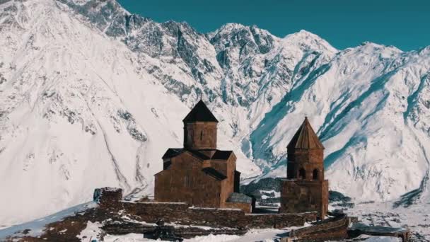 Fantastische Luftaufnahme Der Alten Christlichen Kirche Von Gergeti Vor Dem — Stockvideo