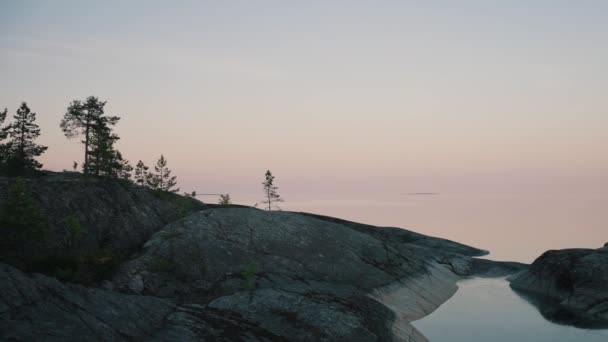 Спокойное Тихое Волшебное Утро Озере Рассвете Гладкая Поверхность Воды Уединенном — стоковое видео