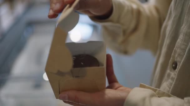 Selbstbedienung Laden Eine Frau Verschließt Einen Behälter Mit Dessert Einem — Stockvideo