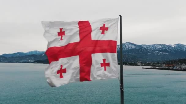 Grote Vlag Van Georgië Een Vlaggenmast Fladdert Wind Tegen Achtergrond — Stockvideo