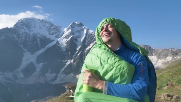 Leende Man Grön Sovsäck Med Termomugg Handen Tittar Solen Gryningen — Stockvideo